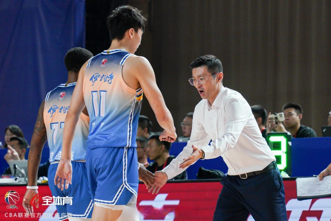 体育k1官网-窗口期体能课后，深圳男篮篮板制胜备战足总杯，引发热议，资深球员宣示担当